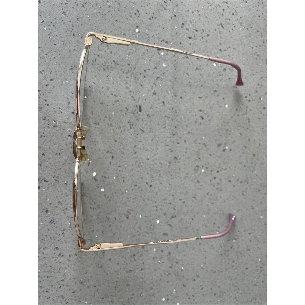 Gloria Vanderbilt this frames